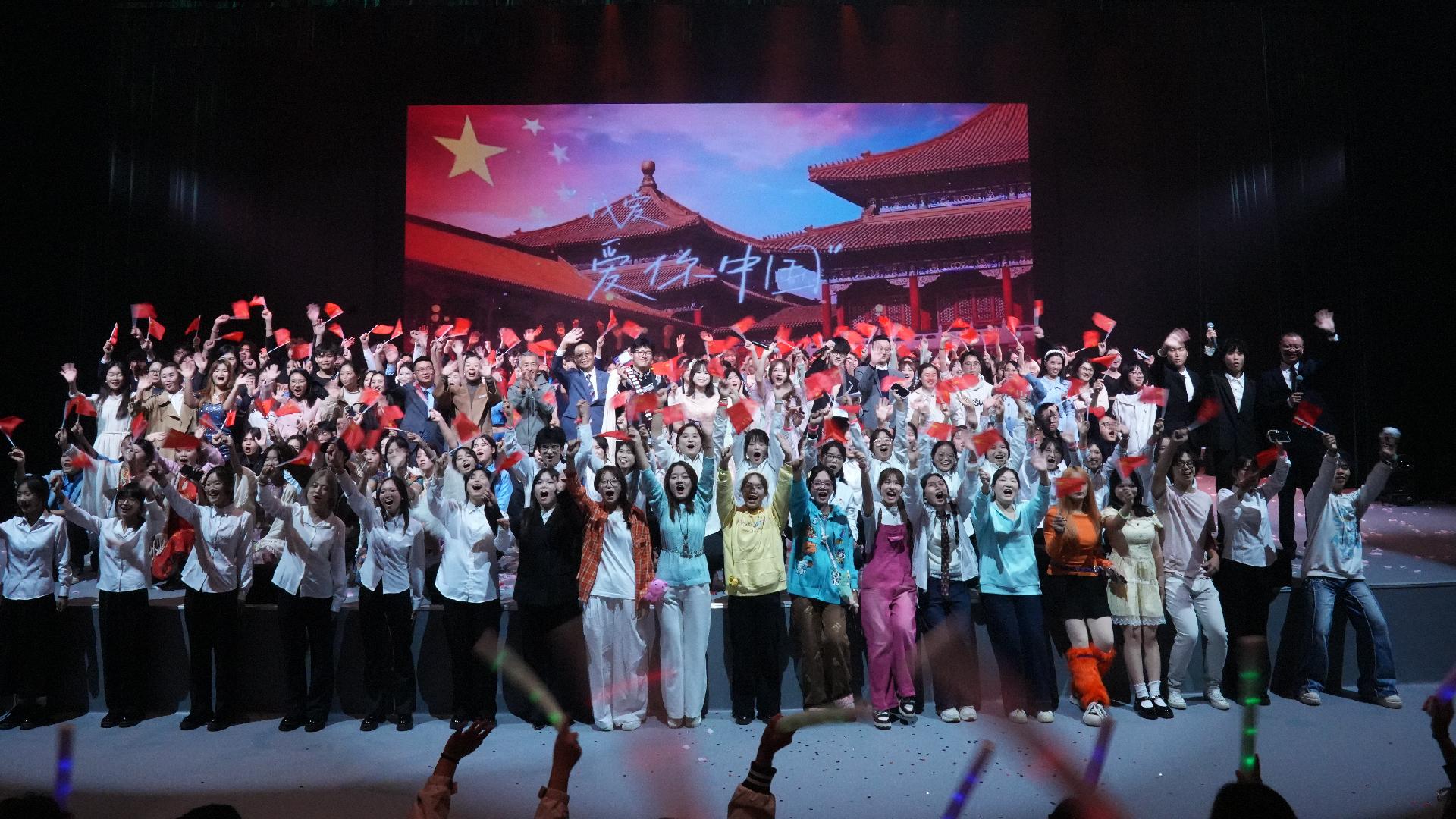 银杏缀新程 礼享启华章-现代酒店管理学院2025年迎新晚会圆满落幕！