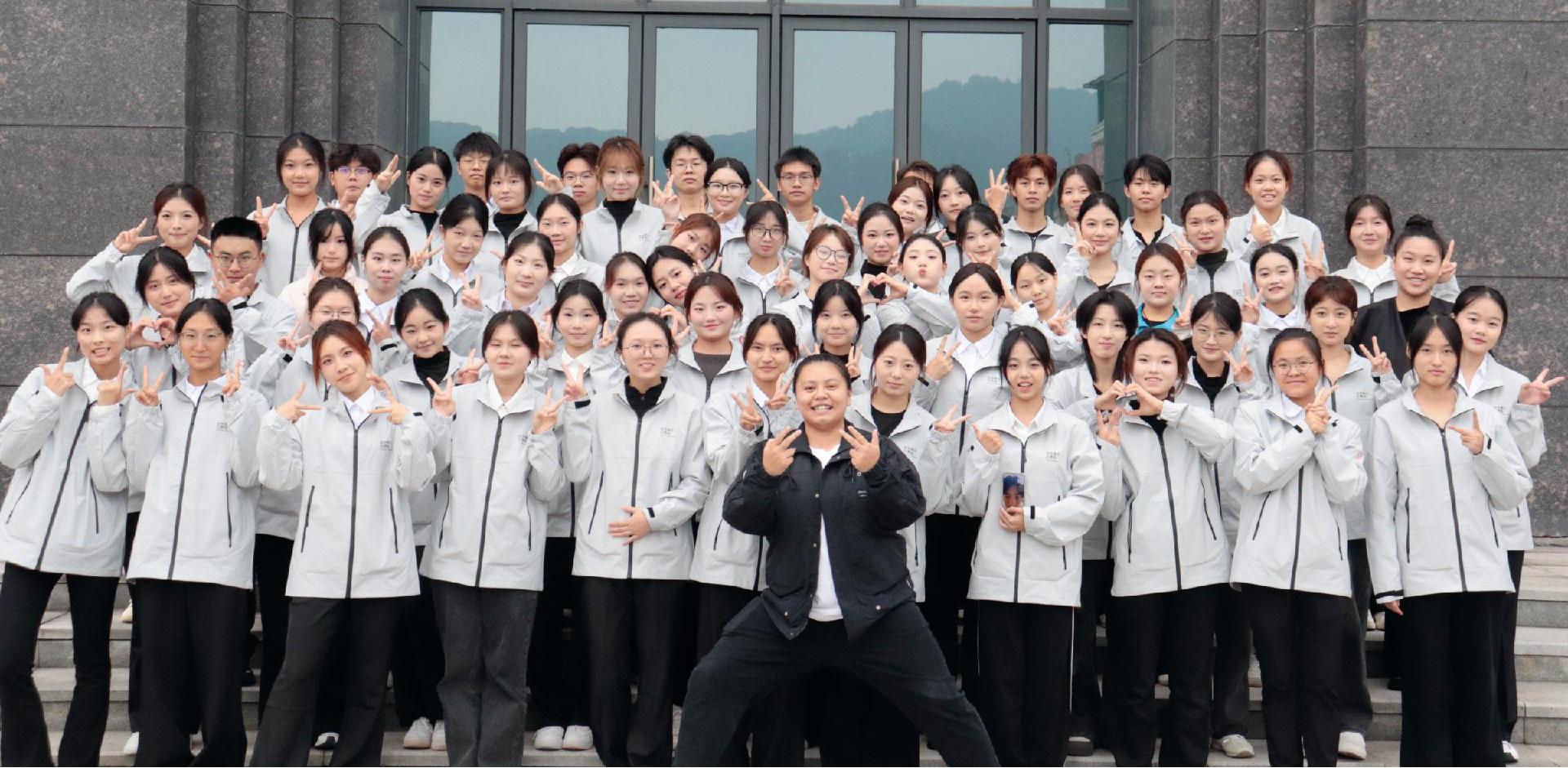 专业赋能志愿 青春担当使命 —我院32名学子参加2025世界动力电池大会志愿服务工作