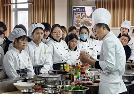 大师言传身教，技艺薪火相传：酒店与饮食文化普及基地举办专题讲座