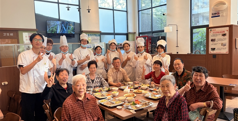 把课堂搬上社区餐桌，我们在南山社区共享食堂烹出“银发温度”