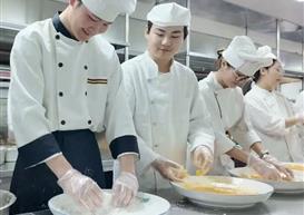 致青春·赴初夏：6月10日，我们把课堂变成了一场自助晚宴|24级烹饪1班、2班《校内见习》课程实战纪实